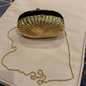 Goldtone Metal Seashell Oval Purse w/Gold Rope Shoulder Strap Excellent Like New